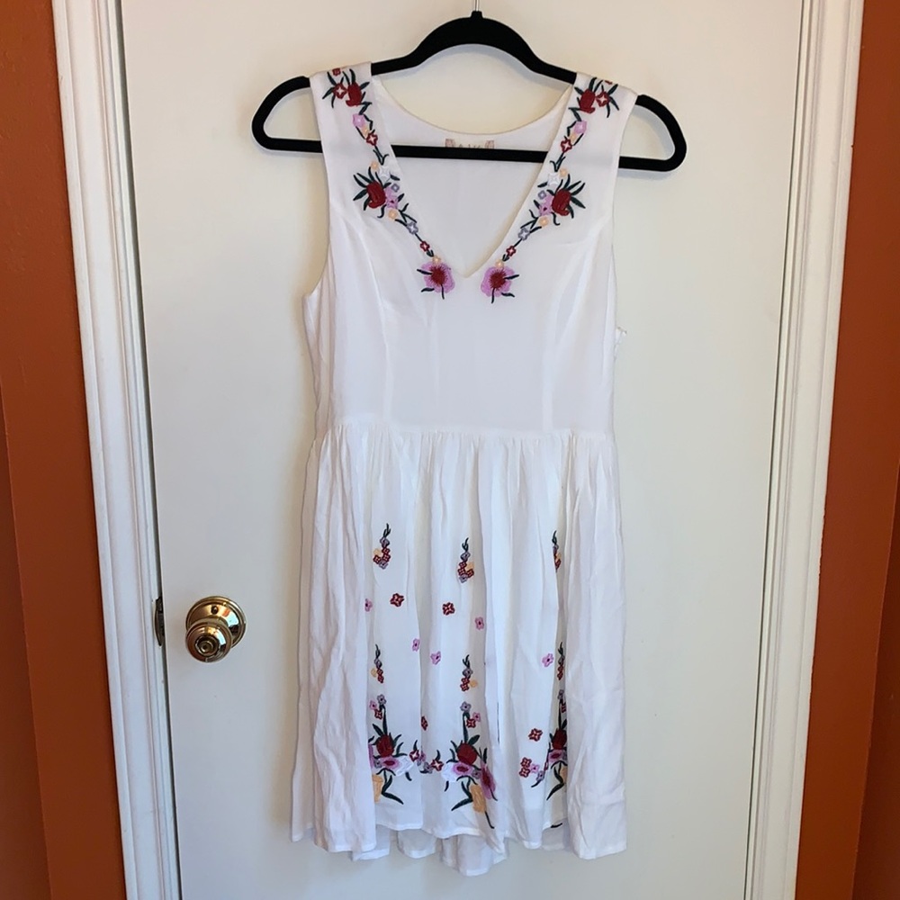 ALTER’D STATE WHITE FLORAL DRESS SIZE M
